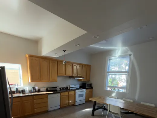 Unit 552: kitchen, with a long table and a sofa